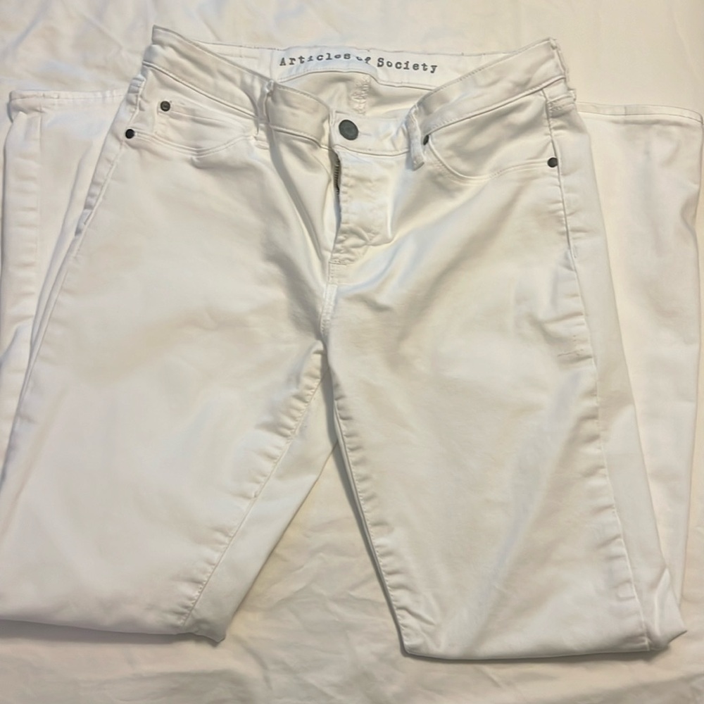 White skinny jeans.